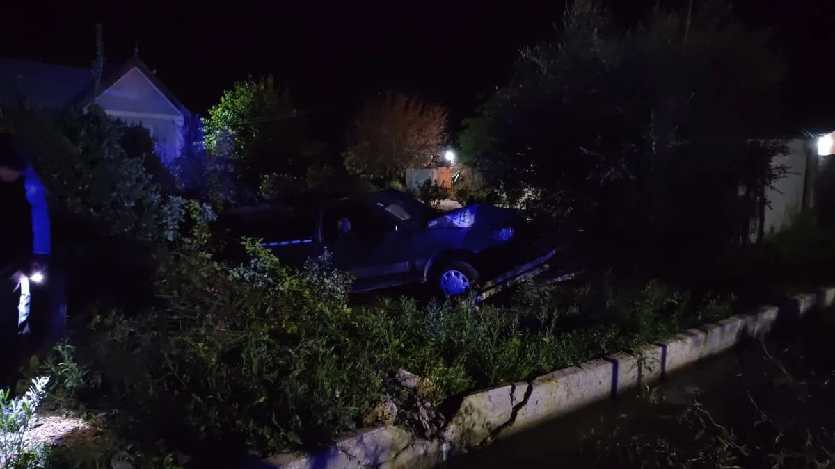 Automovilistas ebrios: uno volcó en Junín y el otro chocó contra un árbol en Maipú