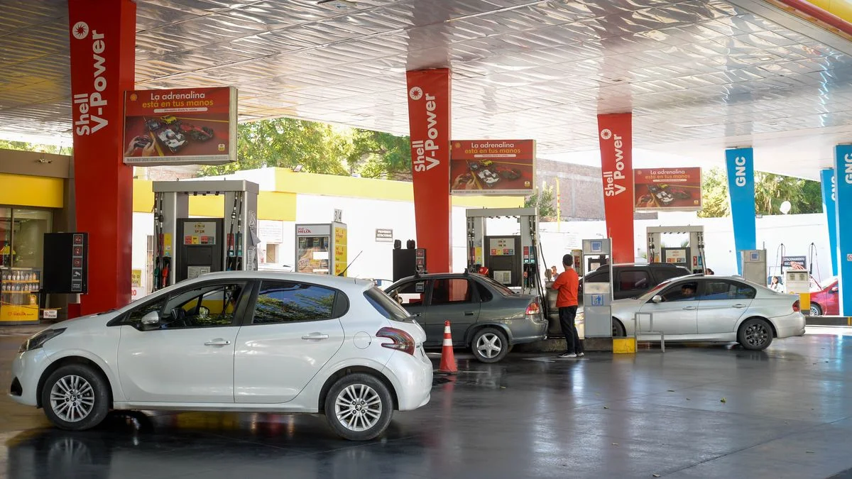 Cayó la venta de combustibles en agosto pero hubo una leve suba interanual