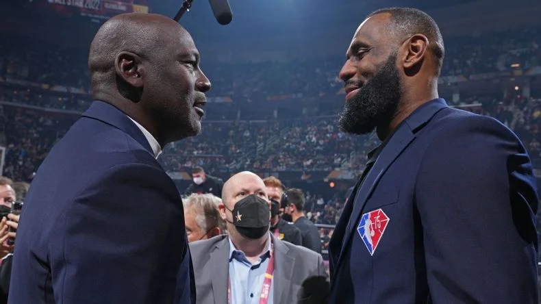 Michael Jordan y LeBron James juntos en el aniversario 75 de la NBA.