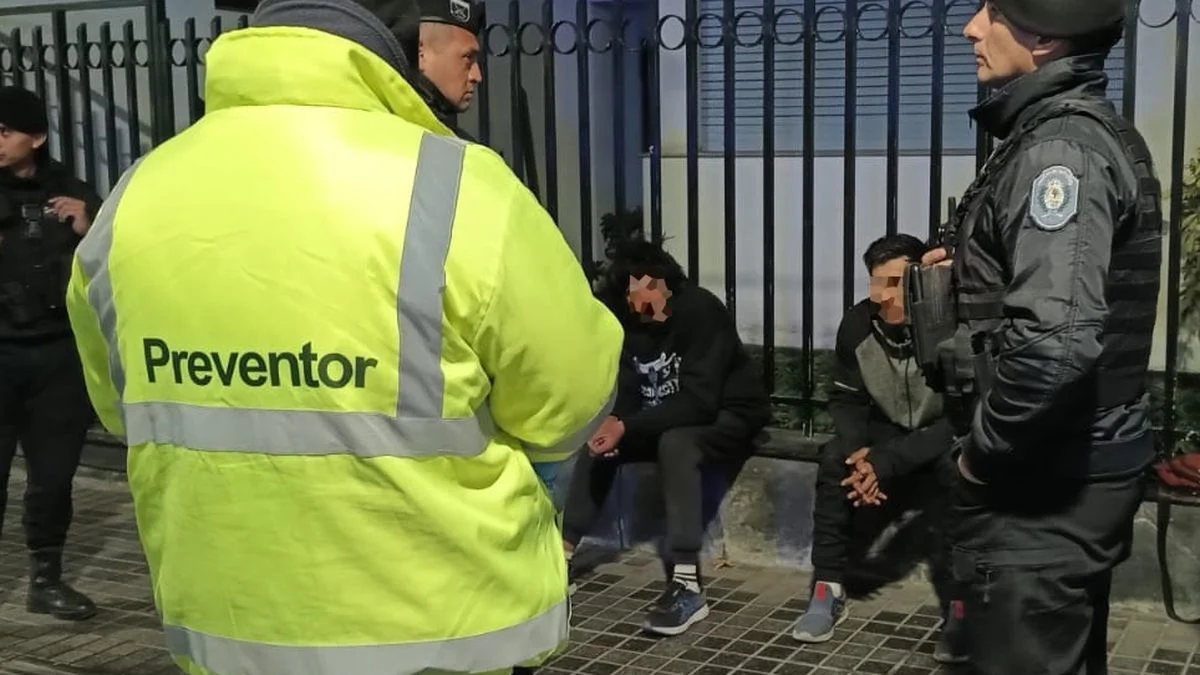 Detuvieron a tres cuidacoches en la calle Arístides Villanueva