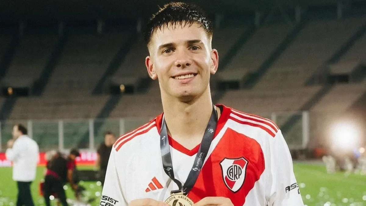 Un histórico de la Premier League sigue a la joya de River a pocos días del Superclásico