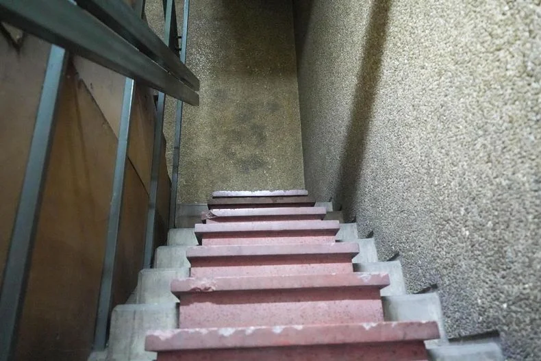Las estrechas escaleras hacia la sala de torturas del D2.&nbsp;