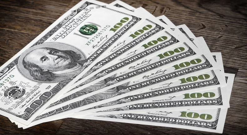 El dólar blue volvió a subir y el riesgo país lo acompañó.