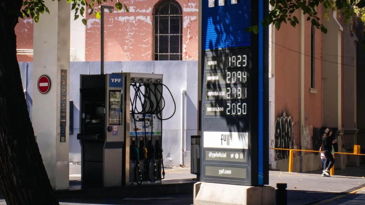 El mundo respira pero el bolsillo no: ¿por qué bajó el petróleo y en Mendoza volvió a subir la nafta?