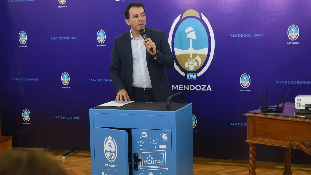 Mientras algunas provincias prohíben los celulares en la aulas, Mendoza presenta una app de Inglés