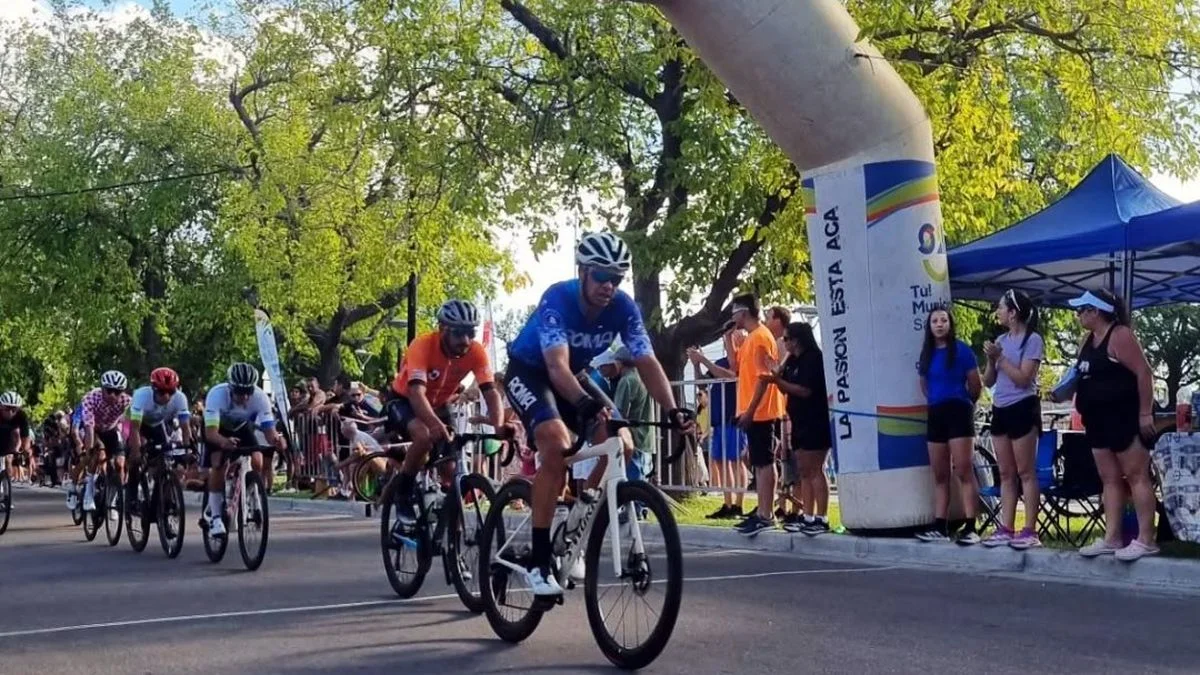 El ciclismo volvió a las calles de San Rafael: Mario Ovejero ganó la 33a Vuelta Ciclística