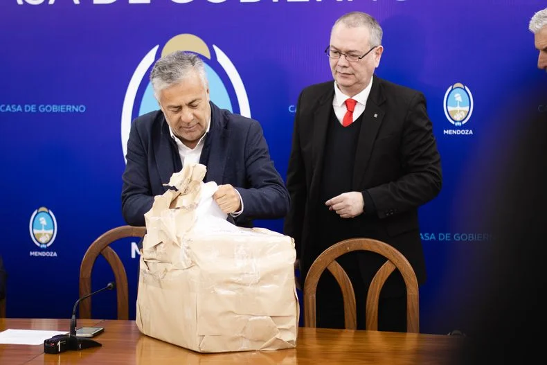 El gobernador Alfredo Cornejo particip&oacute; del acto de apertura de ofertas para la construcci&oacute;n del puente sobre el R&iacute;o Mendoza al que se presentaron cinco empresas.&nbsp;