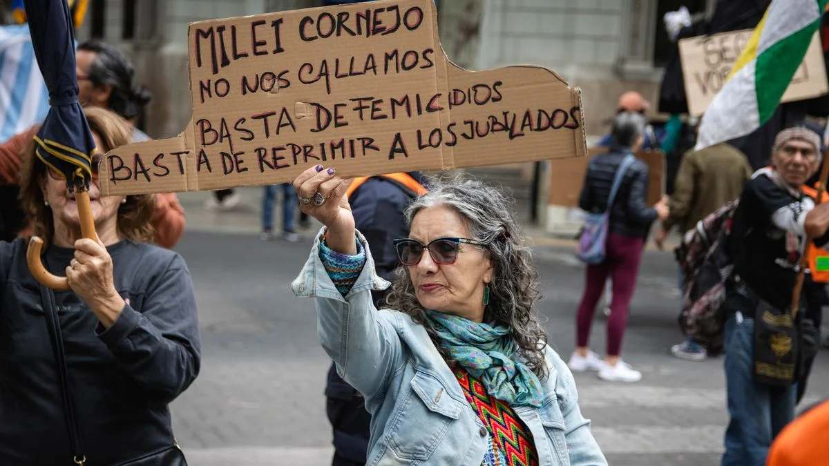 Junto a hinchas, gremios y asambleístas, los jubilados marcharon contra el feroz ajuste de Milei y Cornejo