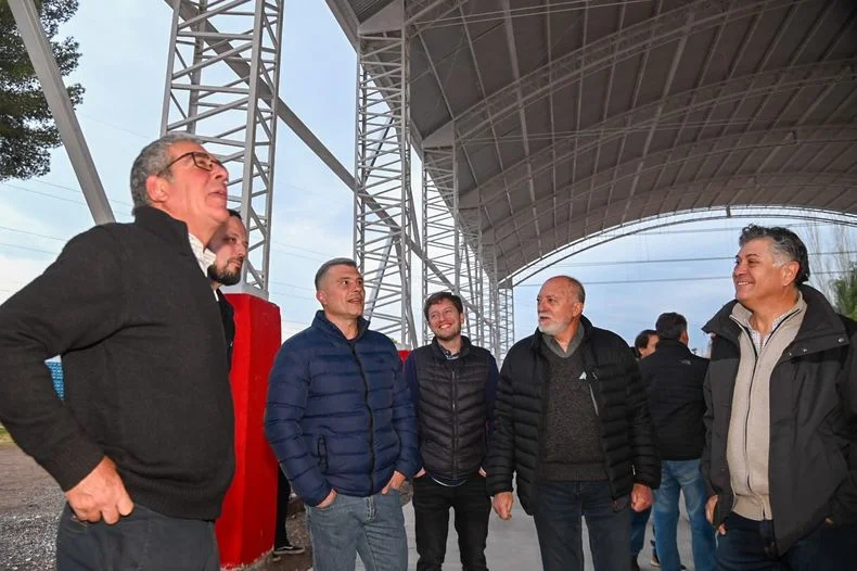 El intendente de Godoy Cruz, Diego Costarelli junto al subsecretario de Deportes, Federico Chiapetta recorrieron las obras del micro estadio.&nbsp;