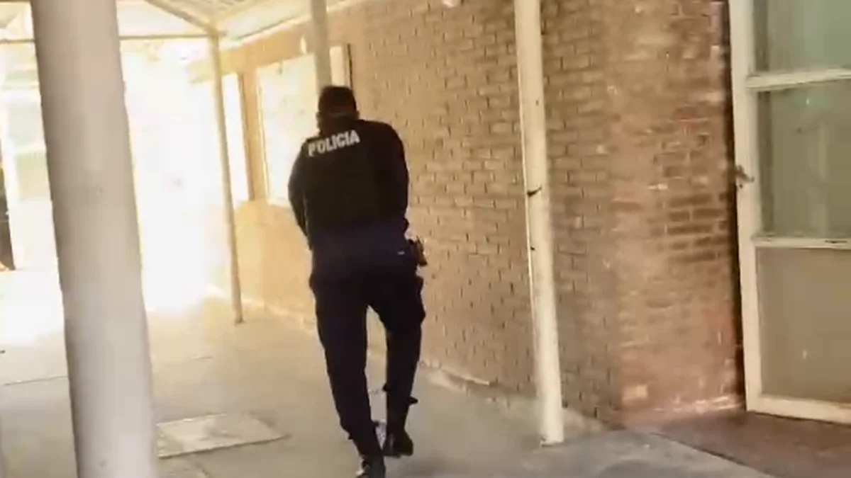 Conmoción en La Paz: operativo policial para intentar calmar a la adolescente armada en una escuela