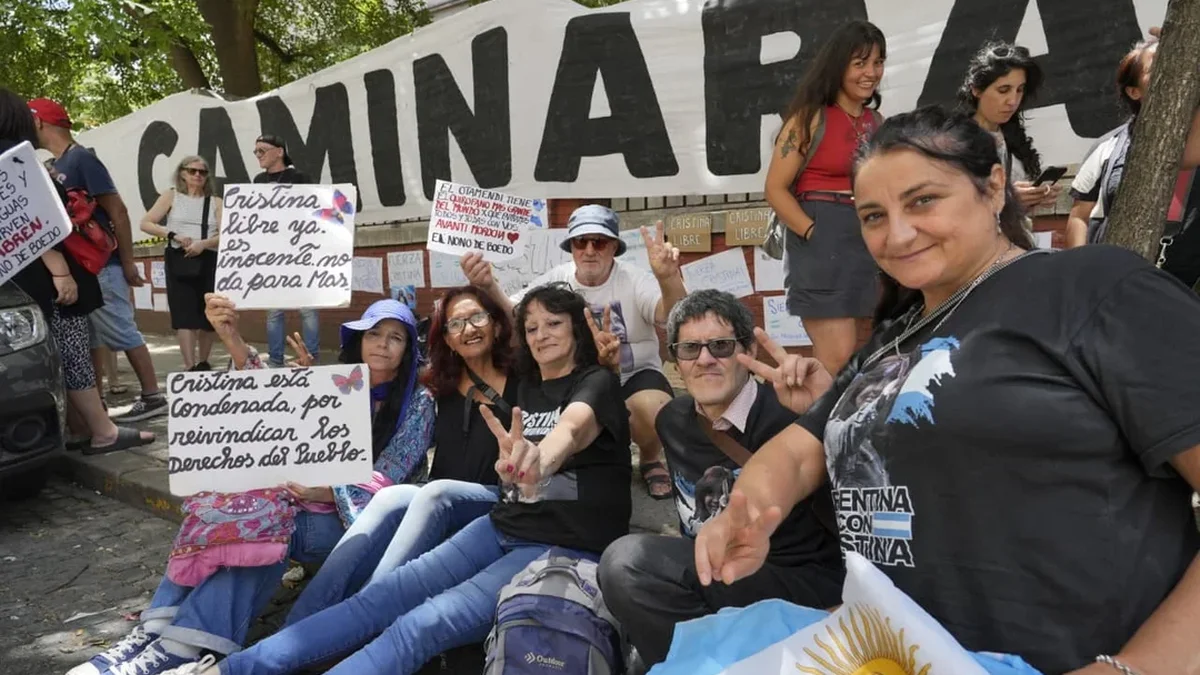 La salud de Cristina Kirchner: militantes hicieron una vigilia y acampan en el Sanatorio Otamendi