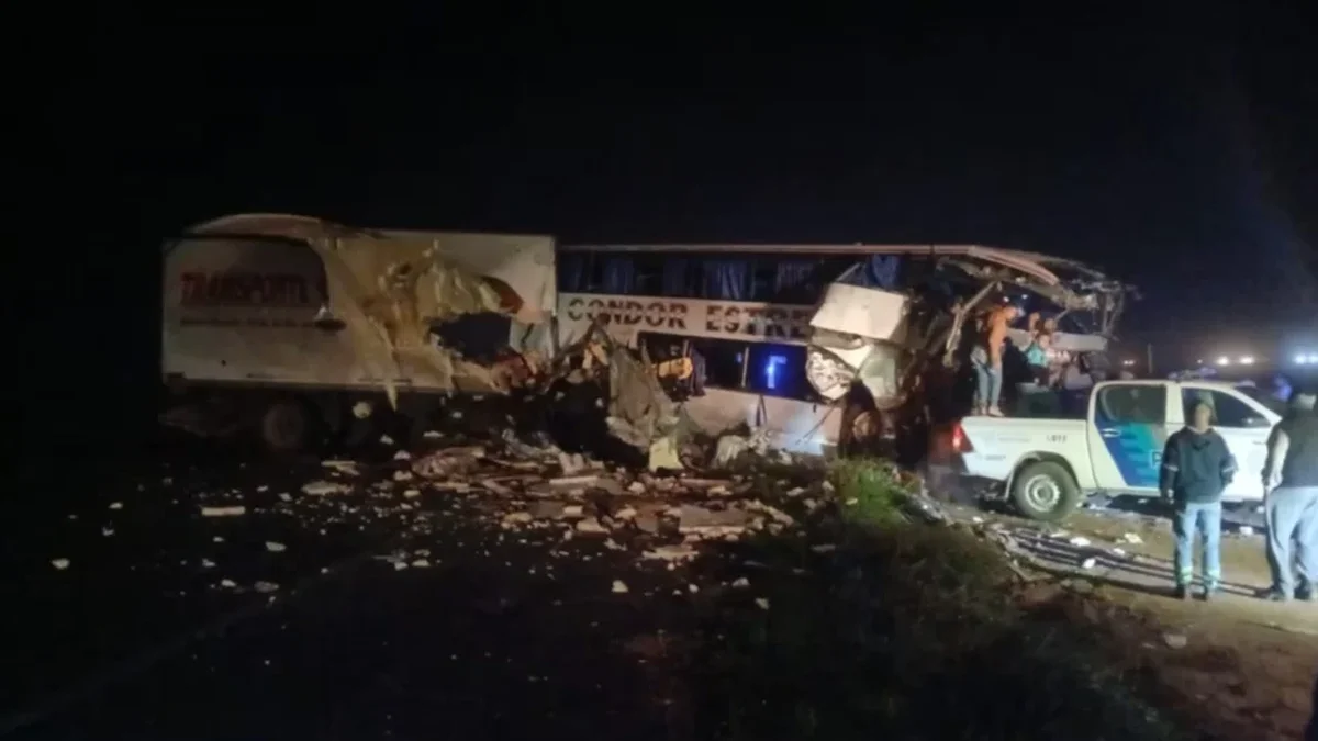 Al menos cuatro muertos por un choque frontal entre un colectivo y un camión en ruta 3