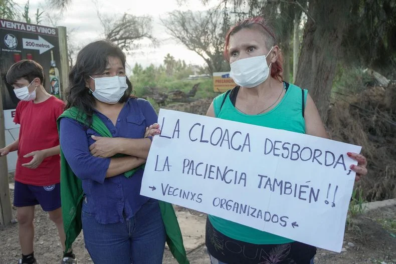 Postal de una de las protestas en Corralitos por el colapso del Pescara. 