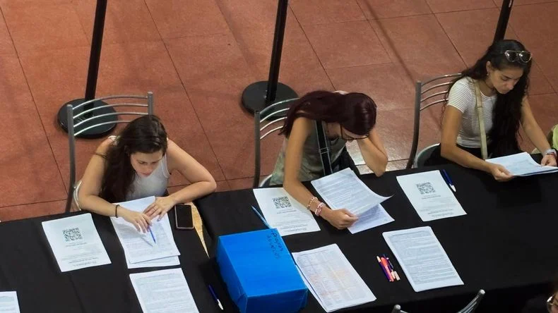 Cerca de 140 artistas empezaron a firmar contratos por la Vendimia.&nbsp;
