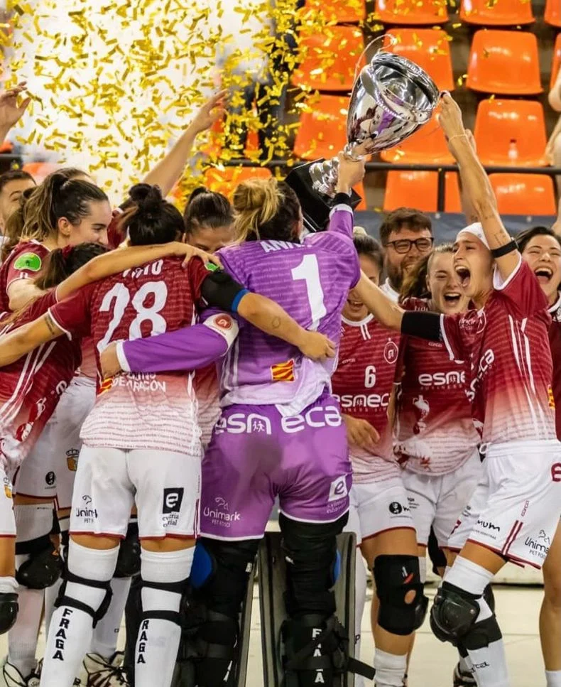 Con Julieta Fernández y Adriana Soto, el Fraga celebró en el hockey sobre patines de España.