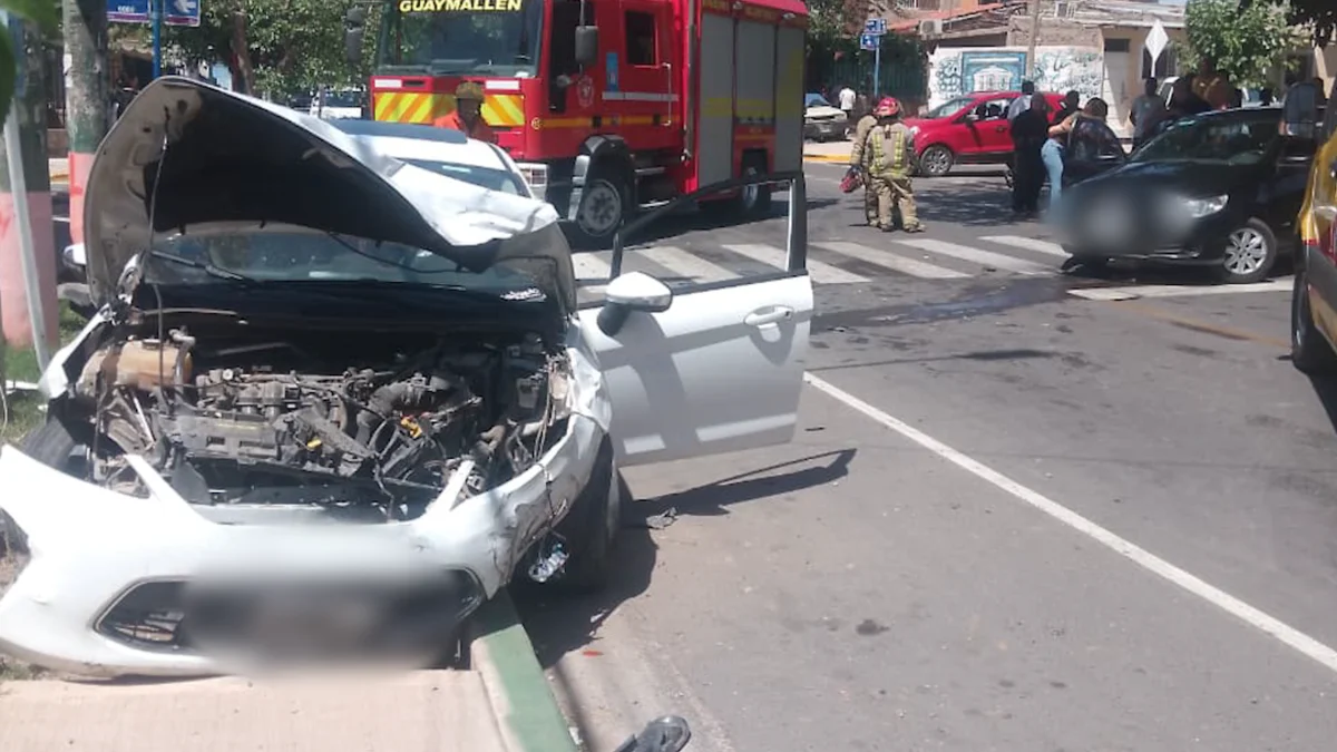 Aparatoso choque entre dos autos en Guaymallén dejó dos lesionados y una mascota fallecida