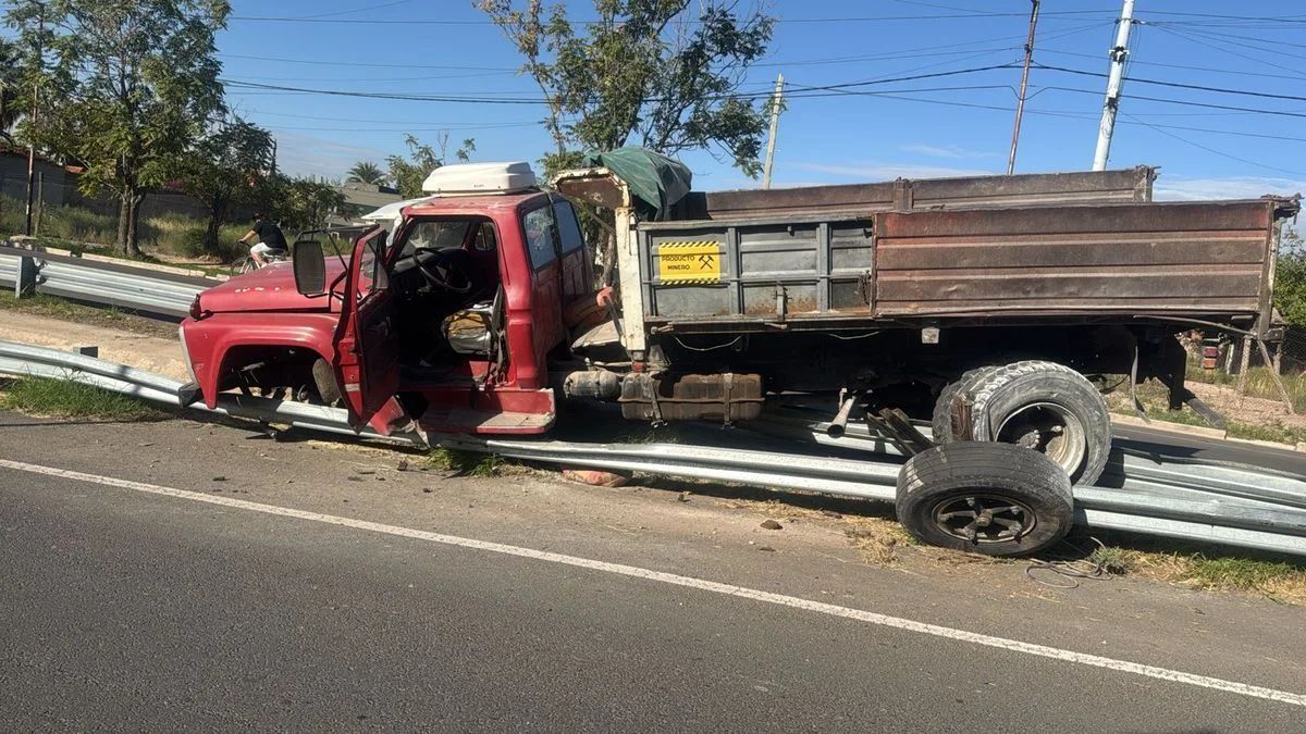 Un camión se quedó sin frenos en el Acceso Sur y provocó un choque en cadena