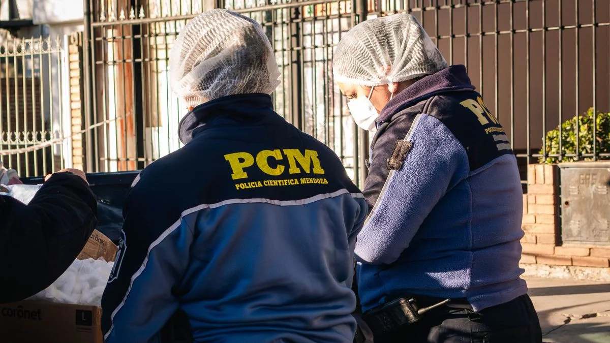 Consternación en el barrio Santa Teresita: un hombre fue hallado tendido junto a su mujer muerta