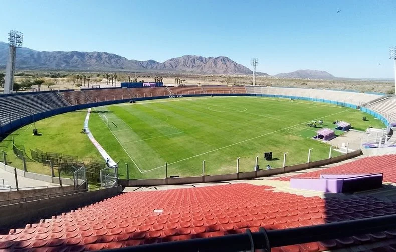 Huracán Las Heras jugará el domingo en el estadio Juan Gilberto Funes de San Luis.