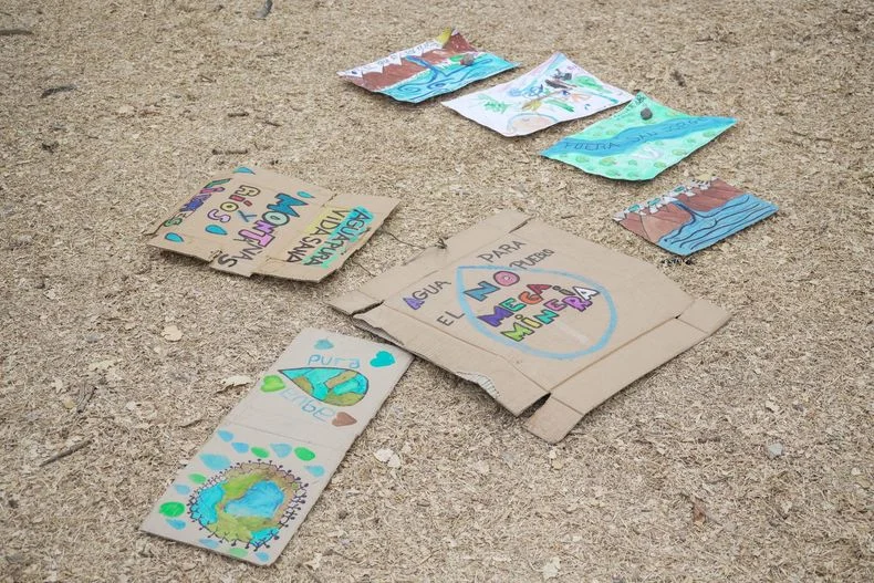 Dibujos de niños también dieron testimonio del rechazo a San Jorge. 