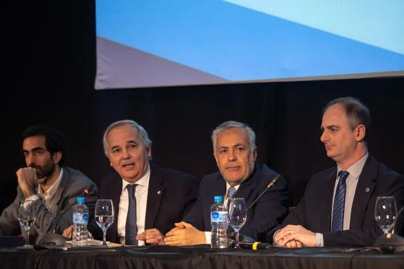 Alfredo Cornejo junto al ministro de Hacienda, V&iacute;ctor Fayad y autoridades de los Consejos de Ciencias Econ&oacute;micas.&nbsp;