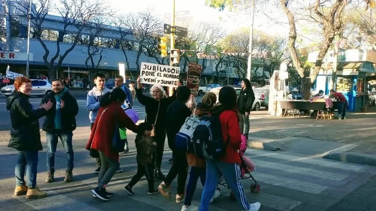 Protesta en el semáforo, así reclamaron los jubilados de San Rafael por sus derechos