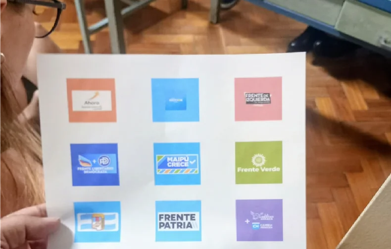 Los frentes y partidos deliberaron el uso de colores y logos. 