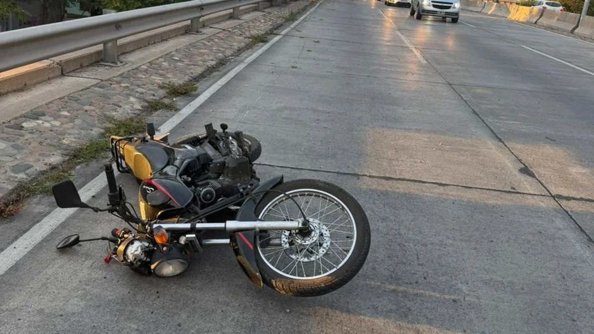 Se quedó dormido mientras manejaba su moto y cayó al asfalto en la Costanera