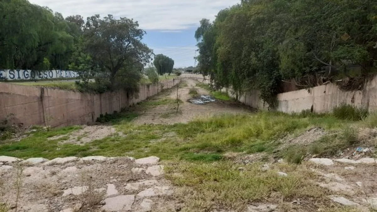 Rescatan a dos hombres en Godoy Cruz: fueron arrastrados por el agua