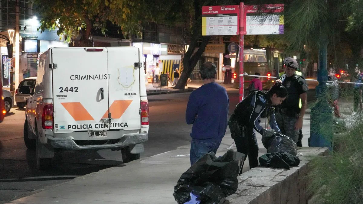 Un trabajador de la Legislatura esperaba un colectivo en la plaza Independencia, se desvaneció y murió