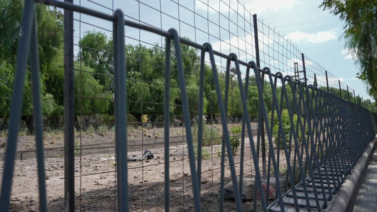 Instalan un enrejado en el canal Cacique Guaymallén para evitar asentamientos