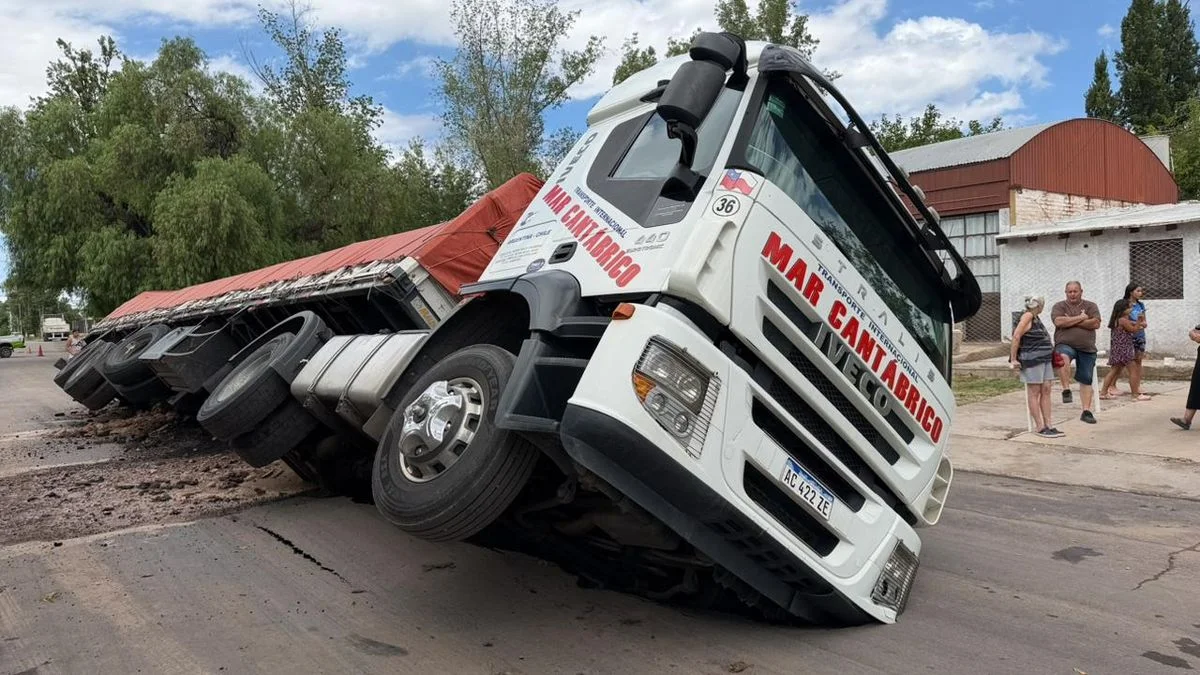 Un camión se hundió en una calle de Maipú tras el colapso de un colector cloacal