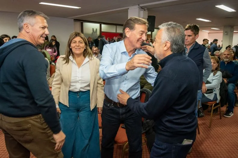 El ex gobernador Rodolfo Suárez, actual senador nacional y el mandatario provincial, Alfredo Cornejo, también congresal por Godoy Cruz. 