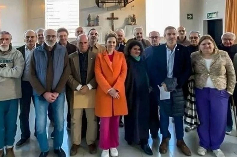 Lourdes Arrieta en primera fila, sonriente, junto a los represores de la última dictadura militar. 