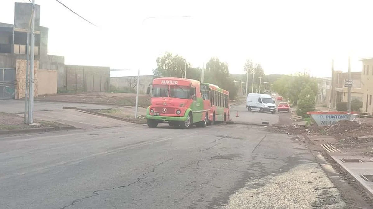 Un colectivo quedó "atrapado" en un gran socavón en una calle de Las Heras