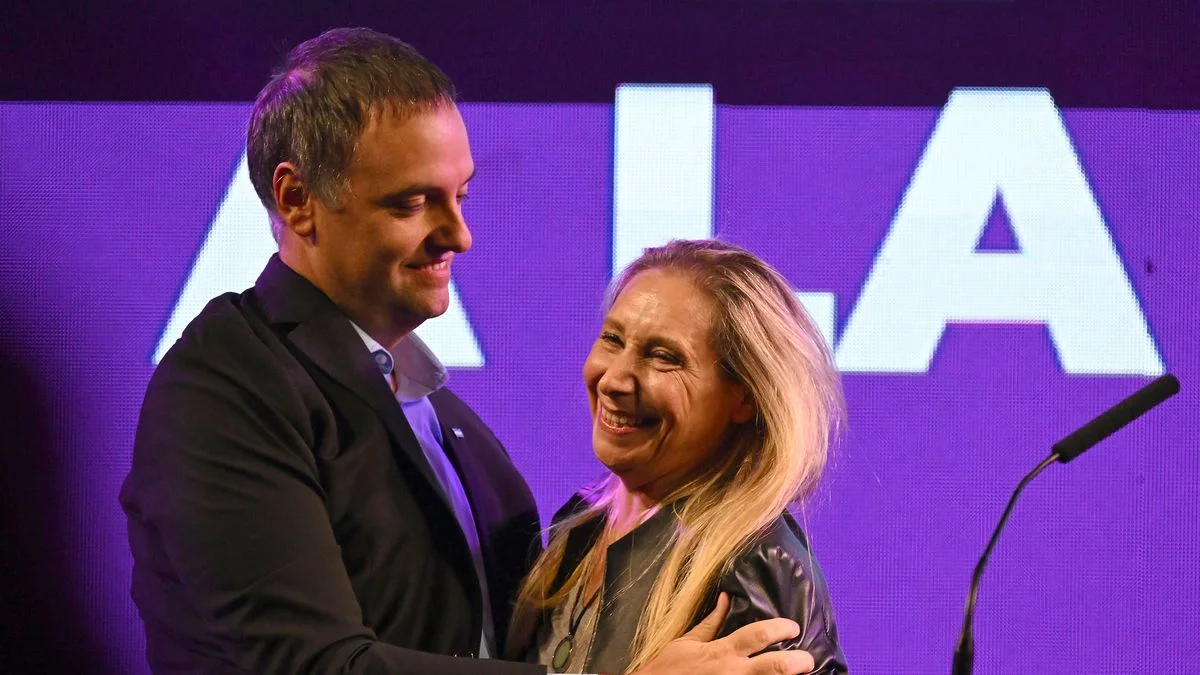 El Gobierno cerró filas para blindar a Manuel Adorni tras la polémica por el viaje de su esposa