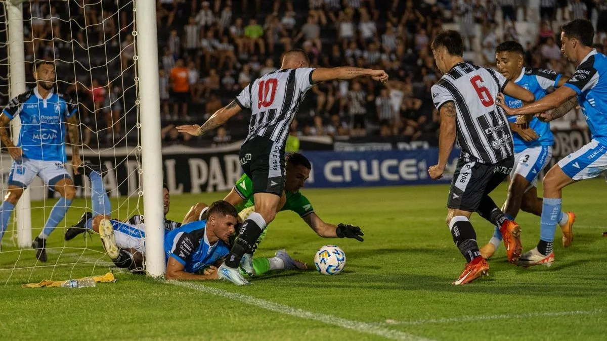 Gimnasia rescató un punto sobre el final en su debut en la Primera Nacional