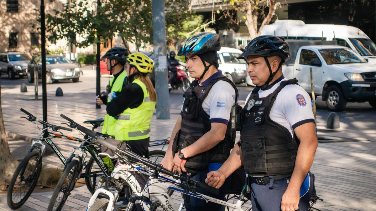Inseguridad en el Parque General San Martín: atacaron un auto estacionado y se llevaron mochilas y celulares