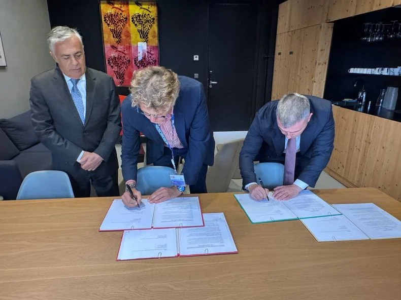 Diego Costarelli y Alfredo Cornejo, durante la firma del convenio con La Cit&eacute; du Vin en Burdeos.&nbsp;