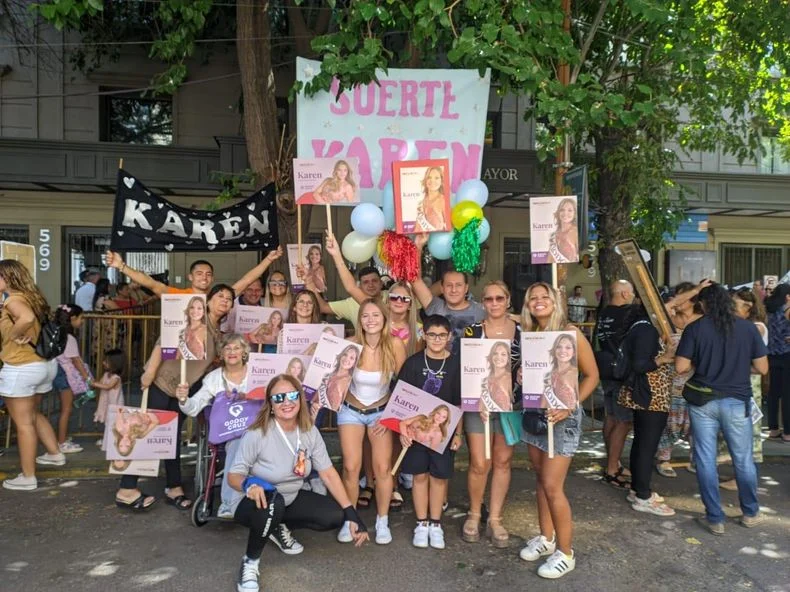 El apoyo constante de la gente hacia la reina es su mayor fuerza