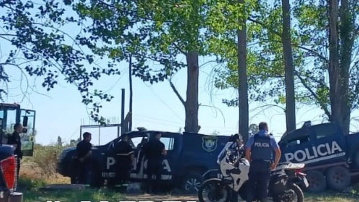 Un móvil de la Policía trasladaba otro en un carro, sufrió un accidente y chocó contra un árbol
