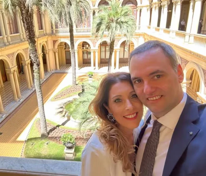 Manuel Adorni y su esposa Bettina Angeletti, en la Casa Rosada.