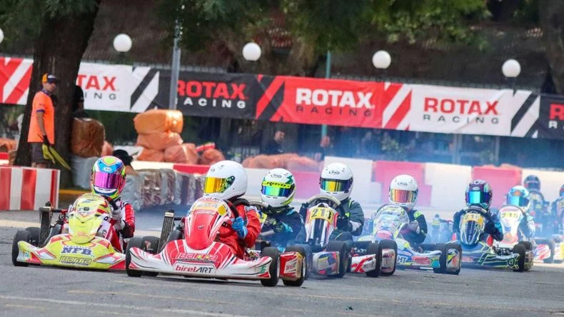 Mateo mira a sus rivales antes de largar en Buenos Aires.