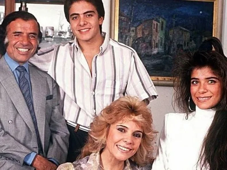 La familia presidencial en 1990. Carlos Menem, Zulema Yoma y sus hijos, Carlos Menem Jr y Zulema Menem.