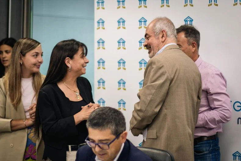 Yamel Ases y &Aacute;ngela Floridia, autoras del proyecto junto a Jorge Albarrac&iacute;n, de la Junta Electoral.&nbsp;