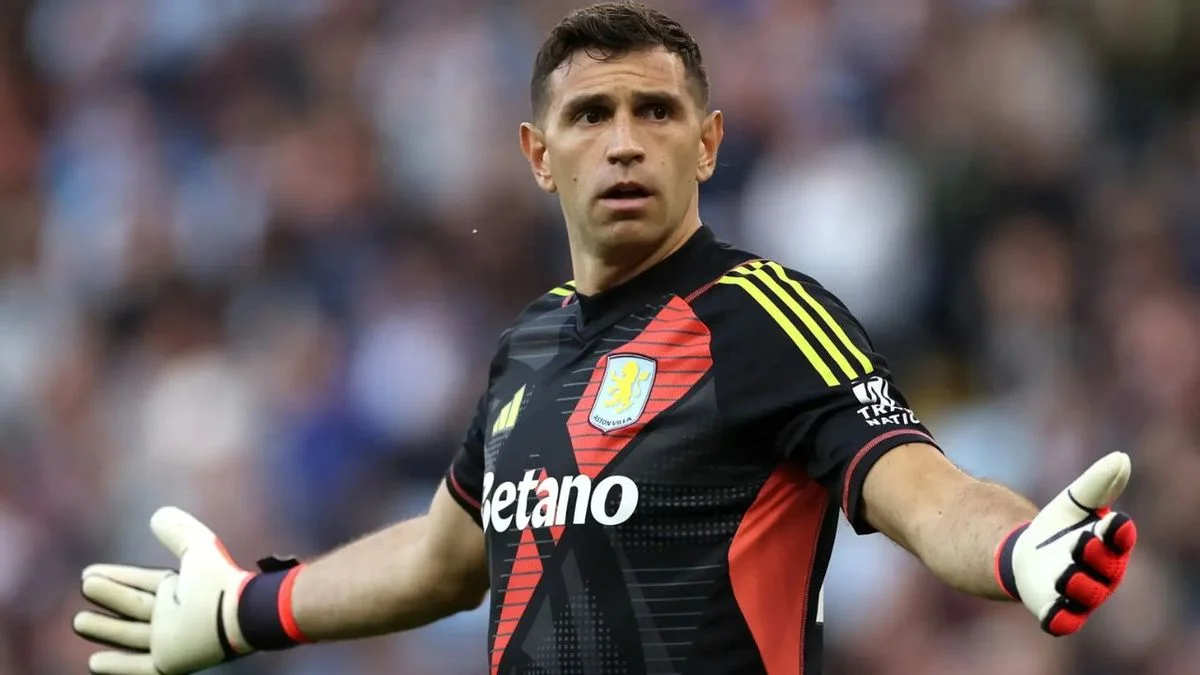 El gigante europeo que quiere sacar al Dibu Martínez del Aston Villa: el pacto secreto que le abre las puertas