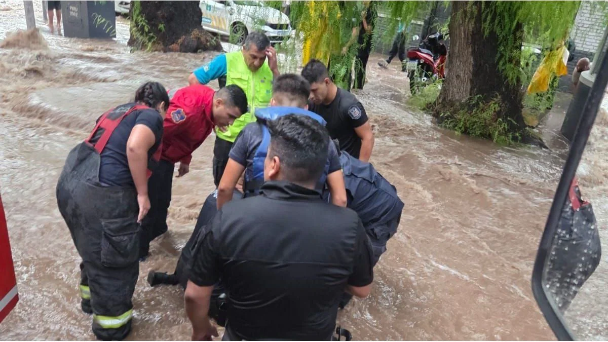 Rescatan a un hombre que quedó atrapado en un canal de la Ciudad en medio de la tormenta