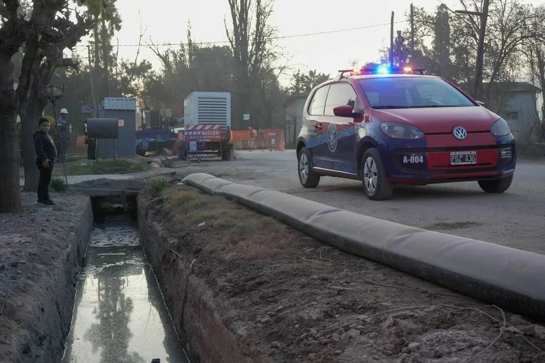 El desborde de un colector cloacal en Corralitos mantiene a los vecinos viviendo en una atmósfera nauseabunda. 
