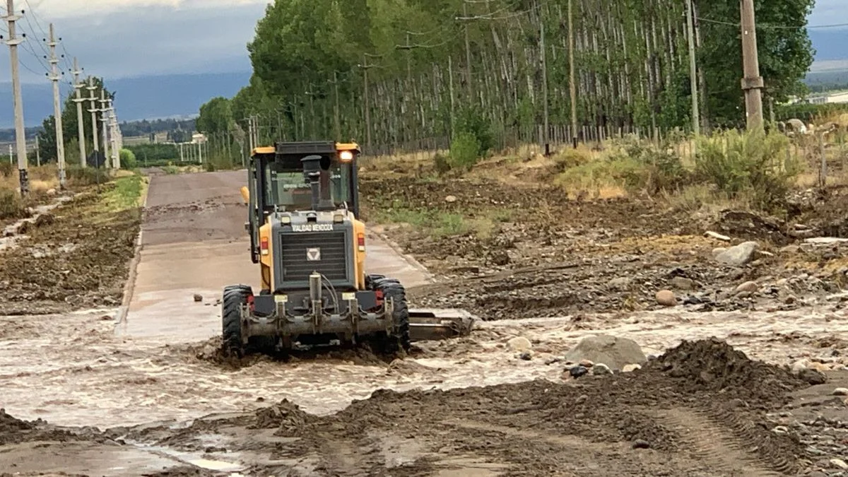 Cortes de tránsito en algunas rutas de Mendoza por las crecidas tras fuertes tormentas