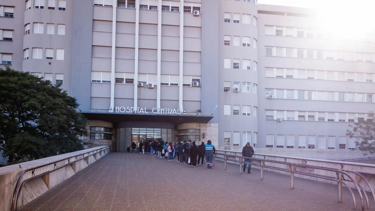 Un detenido escapó del Hospital Central al aprovechar que el policía que lo custodiaba fue al baño